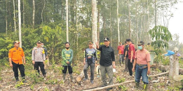 Bupati Barito Utara, H Shalahuddin ST MT didampingi Plt Camat Teweh Selatan, Hery Jhon Setiawan, meninjau langsung operasional pemadaman Karhutla, di wilayah Kecamatan Teweh Selatan, Minggu (20/9). Bupati Barito Utara, H Shalahuddin ST MT didampingi Plt Camat Teweh Selatan, Hery Jhon Setiawan, meninjau langsung operasional pemadaman Karhutla, di wilayah Kecamatan Teweh Selatan, Minggu (20/9).
