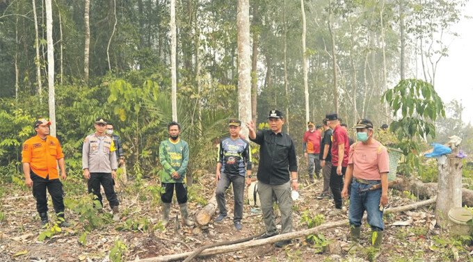Bupati Barito Utara, H Shalahuddin ST MT didampingi Plt Camat Teweh Selatan, Hery Jhon Setiawan, meninjau langsung operasional pemadaman Karhutla, di wilayah Kecamatan Teweh Selatan, Minggu (20/9).
