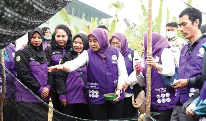 Ketua Tim Penggerak Posyandu Kabupaten Barito Utara, Hj Maya Savitri Shalahuddin, meresmikan peluncuran Desa Siaga TBC dan Posyandu 6 SPM di Desa Mampuak I, Kecamatan Teweh Timur, Kamis (17/9).