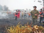 Bupati Barito Utara, H Shalahuddin ST MT, bersama Sekretaris Daerah, Drs. Muhlis, dan jajaran Forkopimda turun langsung memadamkan titik api Karhutla, di Desa Trahean, Kecamatan Teweh Selatan, Minggu (30/8).