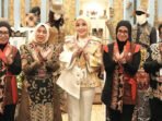 Ketua Dewan Kerajinan Nasional Provinsi Kalteng, Aisyah Thisia Agustiar Sabran bersama Ketua Harian Dekranasda Kabupaten Barito Utara, Hj Maya Savitri Shalahuddin (dua dari kiri), menghadiri secara langsung rangkaian pembukaan Pameran Kerajinan Nusantara 2026, di Jakarta International Convention Center (JICC), Sabtu (26/9).