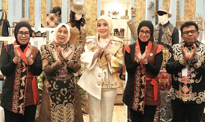Ketua Dewan Kerajinan Nasional Provinsi Kalteng, Aisyah Thisia Agustiar Sabran bersama Ketua Harian Dekranasda Kabupaten Barito Utara, Hj Maya Savitri Shalahuddin (dua dari kiri), menghadiri secara langsung rangkaian pembukaan Pameran Kerajinan Nusantara 2026, di Jakarta International Convention Center (JICC), Sabtu (26/9).