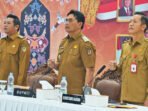 Bupati Barito Utara, H Shalahuddin ST MT, didampingi Wakil Bupati, Felix Sonadie Y Tingan, dan Sekretaris Daerah, Drs Muhlis, memimpin Rapat Koordinasi Pengendalian Pembangunan Kabupaten Barito Utara Tahun 2026, di Gedung Balai Antang, Selasa (1/9). Bupati Barito Utara, H Shalahuddin ST MT, didampingi Wakil Bupati, Felix Sonadie Y Tingan, dan Sekretaris Daerah, Drs Muhlis, memimpin Rapat Koordinasi Pengendalian Pembangunan Kabupaten Barito Utara Tahun 2026, di Gedung Balai Antang, Selasa (1/9).