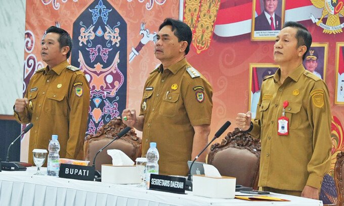 Bupati Barito Utara, H Shalahuddin ST MT, didampingi Wakil Bupati, Felix Sonadie Y Tingan, dan Sekretaris Daerah, Drs Muhlis, memimpin Rapat Koordinasi Pengendalian Pembangunan Kabupaten Barito Utara Tahun 2026, di Gedung Balai Antang, Selasa (1/9). Bupati Barito Utara, H Shalahuddin ST MT, didampingi Wakil Bupati, Felix Sonadie Y Tingan, dan Sekretaris Daerah, Drs Muhlis, memimpin Rapat Koordinasi Pengendalian Pembangunan Kabupaten Barito Utara Tahun 2026, di Gedung Balai Antang, Selasa (1/9).