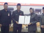 Sekda Barito Utara, Drs Muhlis, didampingi Asisten II, BP Girsang, menerima dokumen Pandangan Umum Fraksi DPRD terhadap Raperda Perubahan APBD 2026 dari Ketua DPRD, Hj Merry Rukaini, dan Wakil Ketua I, H Benny Siswanto, Jumat (4/9). Sekda Barito Utara, Drs Muhlis, didampingi Asisten II, BP Girsang, menerima dokumen Pandangan Umum Fraksi DPRD terhadap Raperda Perubahan APBD 2026 dari Ketua DPRD, Hj Merry Rukaini, dan Wakil Ketua I, H Benny Siswanto, Jumat (4/9).