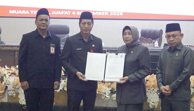 Sekda Barito Utara, Drs Muhlis, didampingi Asisten II, BP Girsang, menerima dokumen Pandangan Umum Fraksi DPRD terhadap Raperda Perubahan APBD 2026 dari Ketua DPRD, Hj Merry Rukaini, dan Wakil Ketua I, H Benny Siswanto, Jumat (4/9).
