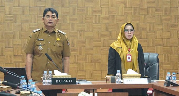 Bupati Barito Utara, H Shalahuddin ST MT, didampingi Asisten III Setda Barito Utara, Hj Annisa Cahyawati, mengikuti Rapat Koordinasi Nasional Penanggulangan Karhutla 2026 secara daring dari Ruang Rapat A Kantor Bupati setempat, Senin (7/9).
