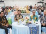 Bupati Barito Utara, H Shalahuddin ST MT (dua dari kiri), dan Wakil Bupati, Felix Sonadie Y Tingan AMd, berfoto bersama Kapolres baru, AKBP Irnanda Oktora, serta pejabat lama, AKBP Singgih Febiyanto, pada acara Malam Kenal Pamit di Gedung Balai Antang, Sabtu (12/9). Bupati Barito Utara, H Shalahuddin ST MT (dua dari kiri), dan Wakil Bupati, Felix Sonadie Y Tingan AMd, berfoto bersama Kapolres baru, AKBP Irnanda Oktora, serta pejabat lama, AKBP Singgih Febiyanto, pada acara Malam Kenal Pamit di Gedung Balai Antang, Sabtu (12/9).