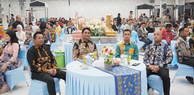 Bupati Barito Utara, H Shalahuddin ST MT (dua dari kiri), dan Wakil Bupati, Felix Sonadie Y Tingan AMd, berfoto bersama Kapolres baru, AKBP Irnanda Oktora, serta pejabat lama, AKBP Singgih Febiyanto, pada acara Malam Kenal Pamit di Gedung Balai Antang, Sabtu (12/9).