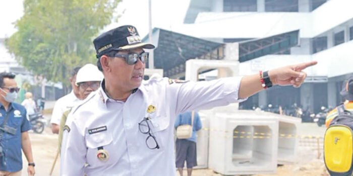 Bupati Barito Utara, H Shalahuddin ST MT meninjau langsung progres pembangunan Jembatan Sikan-Tumpung Laung, belum lama ini.