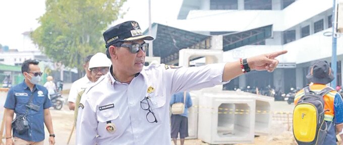 Bupati Barito Utara, H Shalahuddin ST MT meninjau langsung progres pembangunan Jembatan Sikan-Tumpung Laung, belum lama ini.