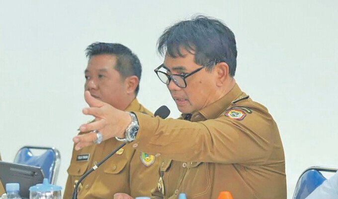 Bupati Barito Utara, H Shalahuddin ST MT, memimpin Rapat Koordinasi Penanganan Kebakaran Hutan dan Lahan, di wilayah Kecamatan Teweh Selatan, Selasa (15/9).