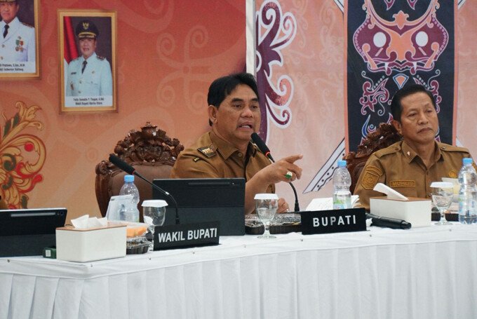 Bupati Barito Utara, H Shalahuddin ST MT memberikan arahan tegas terkait target serapan anggaran pada Rapat Koordinasi Pengendalian Pembangunan Kabupaten Barito Utara Tahun 2026, di Gedung Balai Antang, Selasa (1/9). Bupati Barito Utara, H Shalahuddin ST MT memberikan arahan tegas terkait target serapan anggaran pada Rapat Koordinasi Pengendalian Pembangunan Kabupaten Barito Utara Tahun 2026, di Gedung Balai Antang, Selasa (1/9).