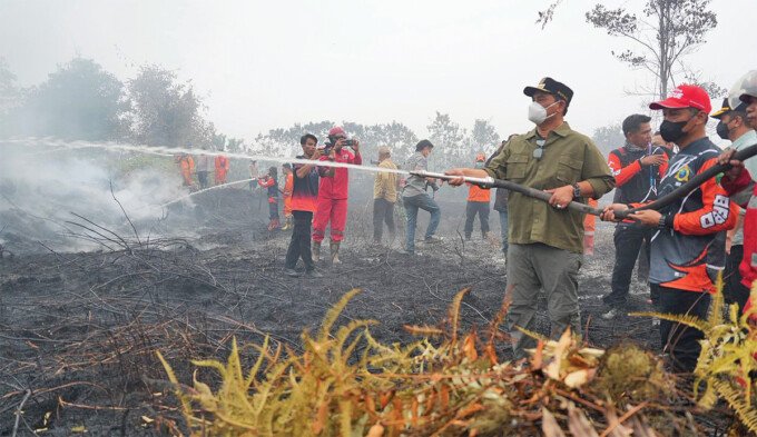 Bupati Barito Utara, H Shalahuddin ST MT, bersama Sekretaris Daerah, Drs. Muhlis, dan jajaran Forkopimda turun langsung memadamkan titik api Karhutla, di Desa Trahean, Kecamatan Teweh Selatan, Minggu (30/8). Bupati Barito Utara, H Shalahuddin ST MT, bersama Sekretaris Daerah, Drs. Muhlis, dan jajaran Forkopimda turun langsung memadamkan titik api Karhutla, di Desa Trahean, Kecamatan Teweh Selatan, Minggu (30/8).