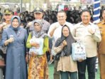 Ketua DPRD Kabupaten Barito Utara, Ir Hj Mery Rukaini MIP, menyerahkan bantuan pangan dari Pemprov Kalteng kepada warga terdampak Karhutla, di Halaman Kantor Bupati setempat, Senin (21/9).