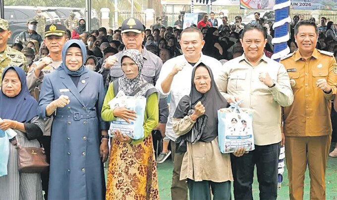 Ketua DPRD Kabupaten Barito Utara, Ir Hj Mery Rukaini MIP, menyerahkan bantuan pangan dari Pemprov Kalteng kepada warga terdampak Karhutla, di Halaman Kantor Bupati setempat, Senin (21/9).