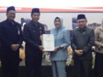 Pemerintah Kabupaten Barito Utara melalui Setda Drs. Muhlis mewakili Bupati Barito Utara H. Shalahuddin menyerahkan Pidato Pengantar Bupati beserta materi rapat terkait Raperda tentang Perubahan APBD Tahun Anggaran 2026 kepada Pimpinan DPRD Setempat di Ruang Rapat DPRD setempat pada Kamis (3/09). Pemerintah Kabupaten Barito Utara melalui Setda Drs. Muhlis mewakili Bupati Barito Utara H. Shalahuddin menyerahkan Pidato Pengantar Bupati beserta materi rapat terkait Raperda tentang Perubahan APBD Tahun Anggaran 2026 kepada Pimpinan DPRD Setempat di Ruang Rapat DPRD setempat pada Kamis (3/09).