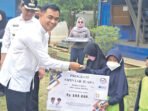 Anggota DPRD Kabupaten Barito Utara, Jiham Nur AMd, menyerahkan bantuan pendidikan melalui Program SIPINTAR kepada para siswa SDN 1 Benangin, di Kecamatan Teweh Timur, Jumat (18/9).