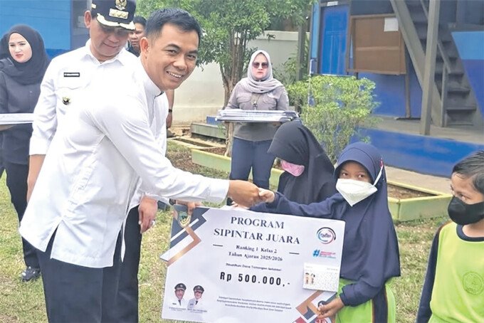 Anggota DPRD Kabupaten Barito Utara, Jiham Nur AMd, menyerahkan bantuan pendidikan melalui Program SIPINTAR kepada para siswa SDN 1 Benangin, di Kecamatan Teweh Timur, Jumat (18/9).