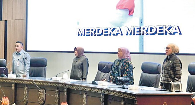 Ketua DPRD Barito Utara, Ir Hj Mery Rukaini MIP (dua dari kiri) mengikuti uji publik Ranperda tentang Fasilitasi Perlindungan Kekayaan Intelektual dan Tenaga Kerja Daerah, di Gedung DPRD Kabupaten Barito Utara, Selasa (22/9).