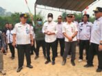 Anggota DPRD Kabupaten Barito Utara, Ardianto (paling kiri), bersama Bupati, H Shalahuddin dan Wakil Bupati, Felix Sonadie Y Tingan meninjau pembukaan jalur darat, Rabu (2/9). Anggota DPRD Kabupaten Barito Utara, Ardianto (paling kiri), bersama Bupati, H Shalahuddin dan Wakil Bupati, Felix Sonadie Y Tingan meninjau pembukaan jalur darat, Rabu (2/9).