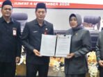 Pemkab Barito Utara yang diwakili Sekretaris Daerah, Drs Muhlis, menerima dokumen Pandangan Umum Fraksi DPRD terhadap Raperda Perubahan APBD 2026 dalam Rapat Paripurna II, Jumat (4/9).