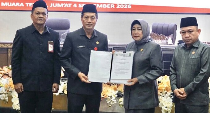 Pemkab Barito Utara yang diwakili Sekretaris Daerah, Drs Muhlis, menerima dokumen Pandangan Umum Fraksi DPRD terhadap Raperda Perubahan APBD 2026 dalam Rapat Paripurna II, Jumat (4/9).