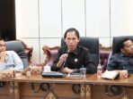Anggota DPRD Kabupaten Barito Utara, Patih Herman AB (Tengah), mengingatkan seluruh elemen masyarakat dan mendesak perusahaan agar proaktif membantu penanganan Karhutla.