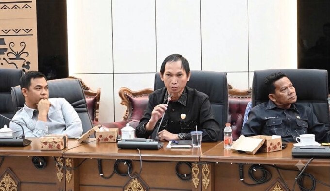 Anggota DPRD Kabupaten Barito Utara, Patih Herman AB (Tengah), mengingatkan seluruh elemen masyarakat dan mendesak perusahaan agar proaktif membantu penanganan Karhutla.