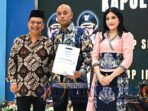 Ketua Komisi III DPRD Kabupaten Barito Utara, H Taufik Nugraha (paling kiri) menyerahkan cenderamata kepada pejabat lama Kapolres Barito Utara, AKBP Singgih Febiyanto pada acara Malam Kenal Pamit, di Gedung Balai Antang, Sabtu (12/9). Ketua Komisi III DPRD Kabupaten Barito Utara, H Taufik Nugraha (paling kiri) menyerahkan cenderamata kepada pejabat lama Kapolres Barito Utara, AKBP Singgih Febiyanto pada acara Malam Kenal Pamit, di Gedung Balai Antang, Sabtu (12/9).