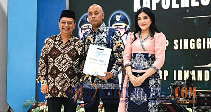 Ketua Komisi III DPRD Kabupaten Barito Utara, H Taufik Nugraha (paling kiri) menyerahkan cenderamata kepada pejabat lama Kapolres Barito Utara, AKBP Singgih Febiyanto pada acara Malam Kenal Pamit, di Gedung Balai Antang, Sabtu (12/9).
