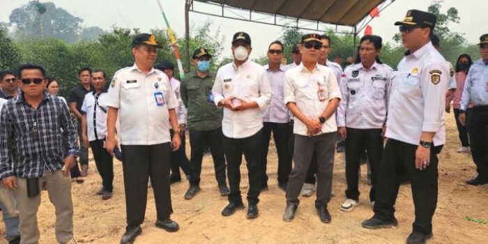 Anggota DPRD Kabupaten Barito Utara, Ardianto (paling kiri), bersama Bupati, H Shalahuddin dan Wakil Bupati, Felix Sonadie Y Tingan meninjau pembukaan jalur darat, Rabu (2/9). Anggota DPRD Kabupaten Barito Utara, Ardianto (paling kiri), bersama Bupati, H Shalahuddin dan Wakil Bupati, Felix Sonadie Y Tingan meninjau pembukaan jalur darat, Rabu (2/9).