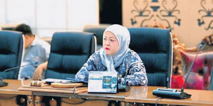 Wakil Ketua II DPRD Kabupaten Barito Utara, Hj Henny Rosgiaty Rusli SP MM mengimbau masyarakat untuk mengurangi aktivitas di luar ruangan serta menunda penyelenggaraan acara keramaian menyusul pekatnya kabut asap Karhutla, Kamis (17/9).