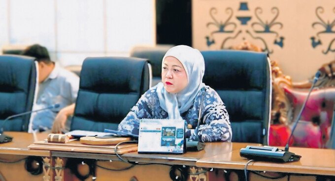Wakil Ketua II DPRD Kabupaten Barito Utara, Hj Henny Rosgiaty Rusli SP MM mengimbau masyarakat untuk mengurangi aktivitas di luar ruangan serta menunda penyelenggaraan acara keramaian menyusul pekatnya kabut asap Karhutla, Kamis (17/9).