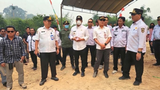 Anggota DPRD Kabupaten Barito Utara, Ardianto (paling kiri), bersama Bupati, H Shalahuddin dan Wakil Bupati, Felix Sonadie Y Tingan meninjau pembukaan jalur darat, Rabu (2/9). Anggota DPRD Kabupaten Barito Utara, Ardianto (paling kiri), bersama Bupati, H Shalahuddin dan Wakil Bupati, Felix Sonadie Y Tingan meninjau pembukaan jalur darat, Rabu (2/9).