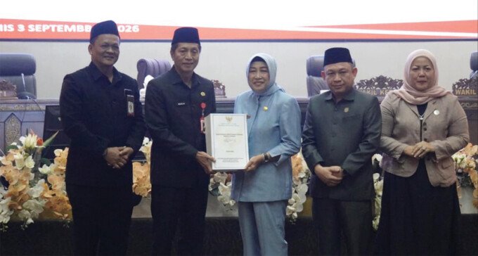 Pemerintah Kabupaten Barito Utara melalui Setda Drs. Muhlis mewakili Bupati Barito Utara H. Shalahuddin menyerahkan Pidato Pengantar Bupati beserta materi rapat terkait Raperda tentang Perubahan APBD Tahun Anggaran 2026 kepada Pimpinan DPRD Setempat di Ruang Rapat DPRD setempat pada Kamis (3/09).