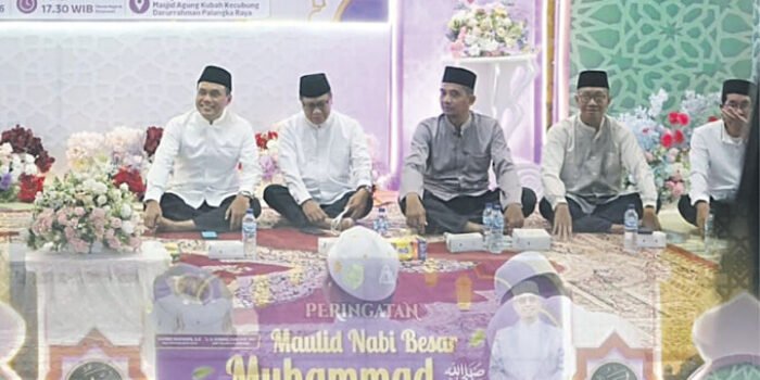 Ketua DPRD Kota Palangka Raya, Subandi (dua dari kiri), bersama Wakil Wali Kota, Achmad Zaini, menghadiri Maulid Nabi Muhammad SAW 1448 H, di Masjid Kubah Kecubung Darurrahmah, Sabtu (12/9).
