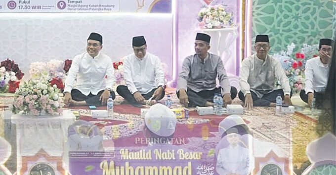 Ketua DPRD Kota Palangka Raya, Subandi (dua dari kiri), bersama Wakil Wali Kota, Achmad Zaini, menghadiri Maulid Nabi Muhammad SAW 1448 H, di Masjid Kubah Kecubung Darurrahmah, Sabtu (12/9).