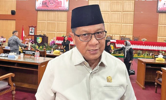 Ketua DPRD Kota Palangka Raya, Subandi, usai memimpin Rapat Paripurna terkait pembahasan Perubahan APBD 2026 dan Raperda Kawasan Permukiman, Selasa (1/9). Ketua DPRD Kota Palangka Raya, Subandi, usai memimpin Rapat Paripurna terkait pembahasan Perubahan APBD 2026 dan Raperda Kawasan Permukiman, Selasa (1/9).