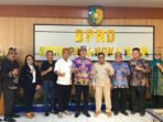 Ketua DPRD Kota Palangka Raya, Subandi (lima dari kanan), berfoto bersama Ketua Umum Dewan Adat Dayak (DAD) Kota Palangka Raya, Leonard S Ampung, usai menggelar audiensi terkait usulan pembentukan Raperda Hukum Adat, Senin (21/9). Ketua DPRD Kota Palangka Raya, Subandi (lima dari kanan), berfoto bersama Ketua Umum Dewan Adat Dayak (DAD) Kota Palangka Raya, Leonard S Ampung, usai menggelar audiensi terkait usulan pembentukan Raperda Hukum Adat, Senin (21/9).