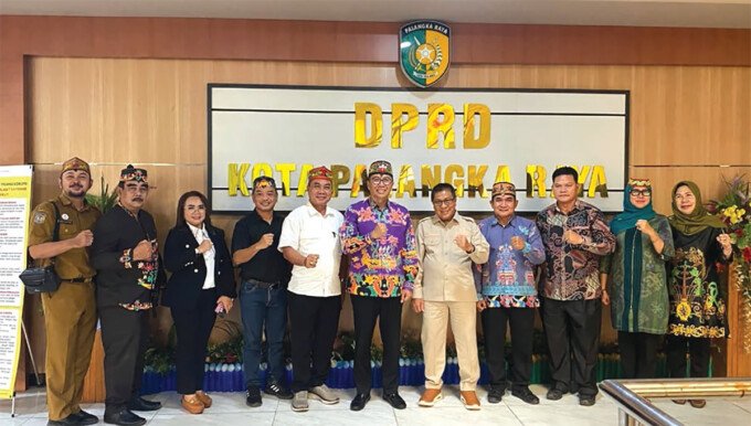 Ketua DPRD Kota Palangka Raya, Subandi (lima dari kanan), berfoto bersama Ketua Umum Dewan Adat Dayak (DAD) Kota Palangka Raya, Leonard S Ampung, usai menggelar audiensi terkait usulan pembentukan Raperda Hukum Adat, Senin (21/9).