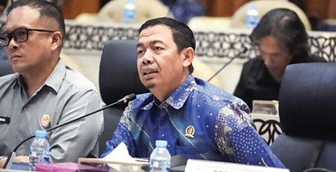 Anggota Komisi III DPRD Kota Palangka Raya, Arif M Norkim (tengah), mengingatkan warga untuk tidak meremehkan potensi pemicu kebakaran di lingkungan permukiman selama kemarau, Jumat (4/9).