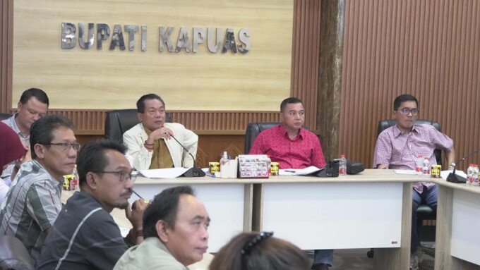 Bupati Kapuas HM Wiyatno bersama Wakil Bupati Dodo dan Sekda Usis I Sangkai saat memimpin rapat koordinasi penentuan status bencana Karhutla dan kekeringan, Senin (31/8) malam.