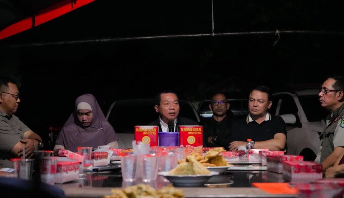 Bupati Kapuas H. M. Wiyatno memimpin rapat evaluasi status tanggap darurat karhutla dan kekeringan di Posko Tanggap Darurat Pusdalops BPBD Kapuas.