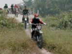 Bupati Kapuas HM Wiyatno bersama Wabup Dodo dan Sekda Usis I Sangkai meninjau kondisi infrastruktur di Kelurahan Murung Keramat dan Panamas, Kecamatan Selat.