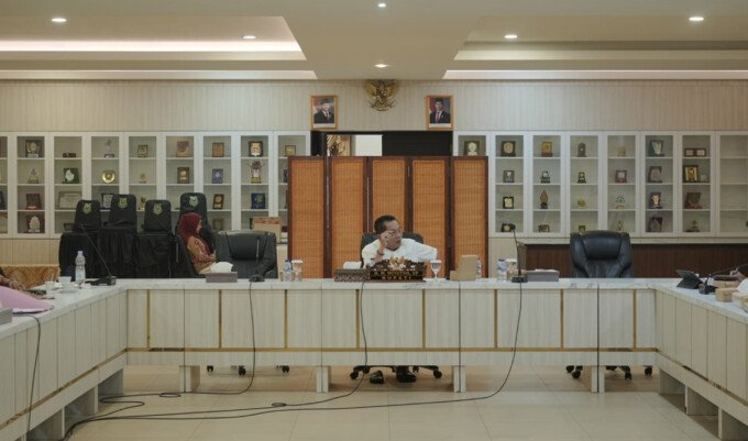 Bupati Kapuas HM Wiyatno memimpin rapat koordinasi evaluasi dan percepatan konstruksi cetak sawah 2026 di Ruang Rapat Rujab Bupati Kapuas, Jumat (18/9).