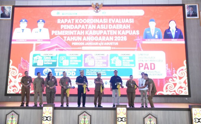 Bupati Kapuas H.M. Wiyatno saat membuka Rakor Evaluasi PAD 2026 sekaligus launching QRIS retribusi di Aula Tingang Menteng Kantor Bupati Kapuas, Senin (21/9).