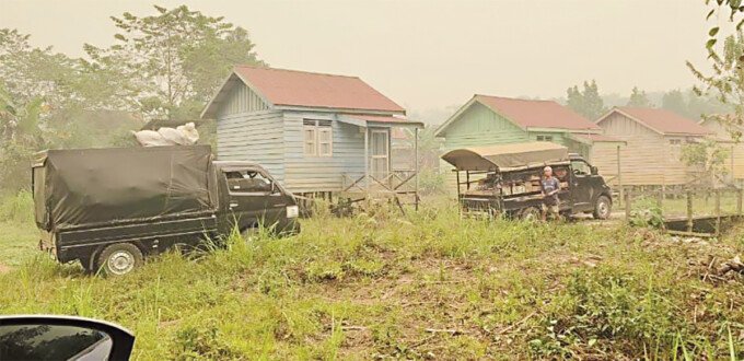 Desa Lawang Tamang sekarang sudah tak terisolasi. Desa yang berada di wilayah hulu Kabupaten Kapuas ini sudah bisa dimasuki kendaraan roda empat.