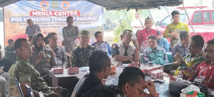 Sekda Kapuas Dr Usis I Sangkai mempinpin rapat di Posko Induk Karhutla, Kamis (24/9).
