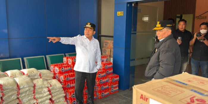 Bupati Kapuas HM Wiyatno didampingi Sekretaris Daerah Kabupaten Kapuas Dr Usis I. Sangkai menerima kunjungan kerja Gubernur Kalimantan Tengah H Agustiar Sabran di Posko Induk Penanggulangan Karhutla, Rabu (23/9).